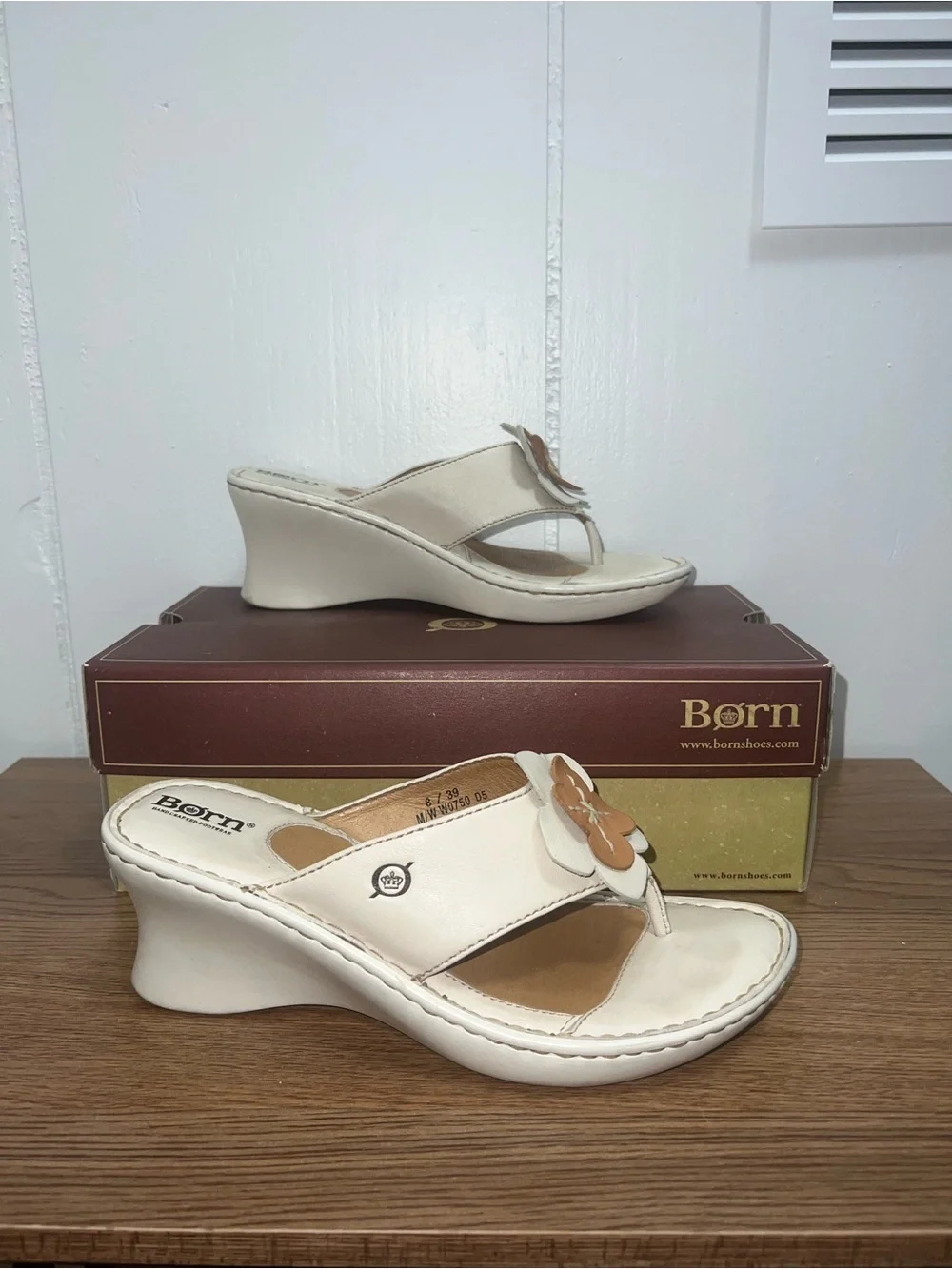 Born Tease White Cream Leather Floral Wedge Sandals Women’s Size 8